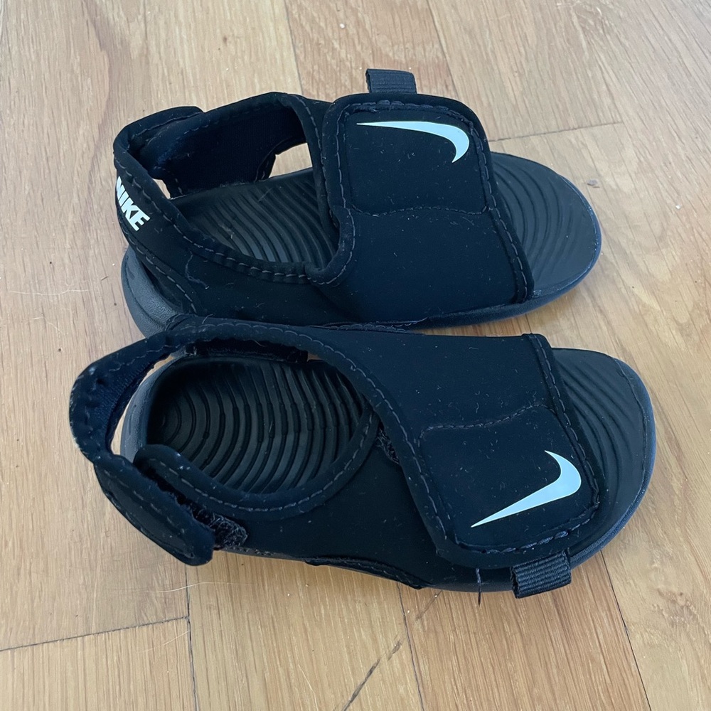 Nike Sunray Adjust Black and White Sandals - Picture 2 of 4